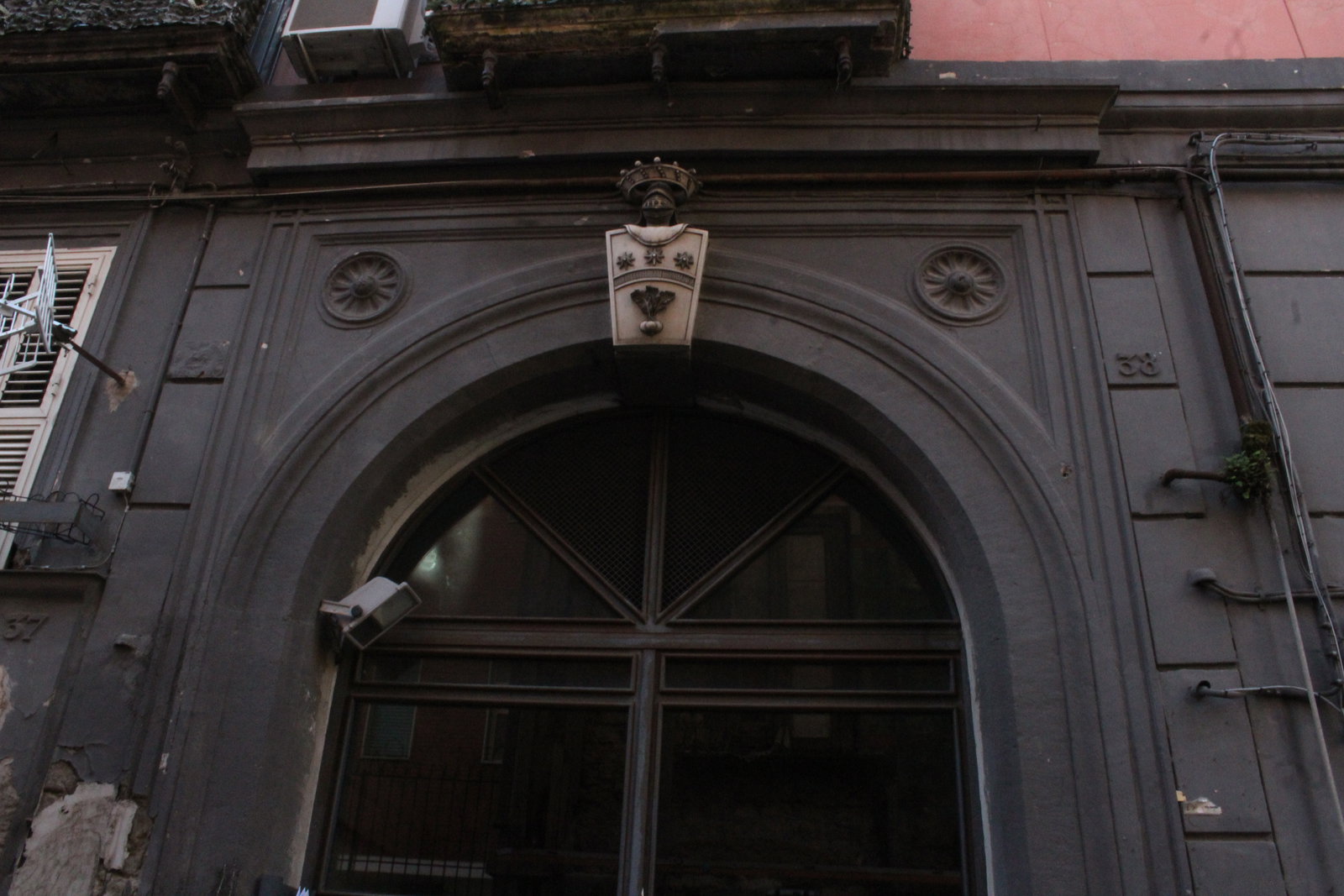 [Palazzo in Salita S. Raffaele 38] (palazzo, privato) - Napoli (NA)